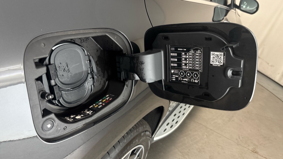 MERCEDES EQC Image 21