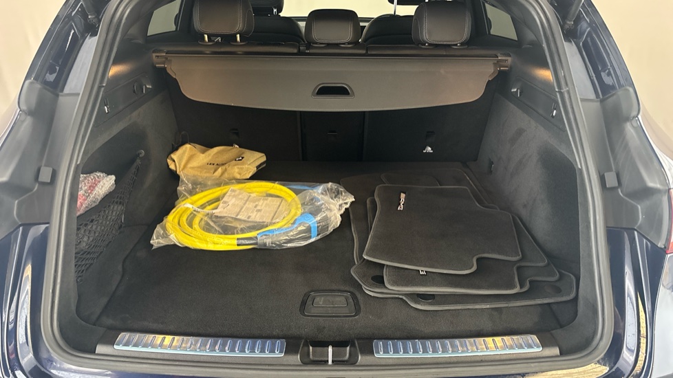 MERCEDES EQC Image 15