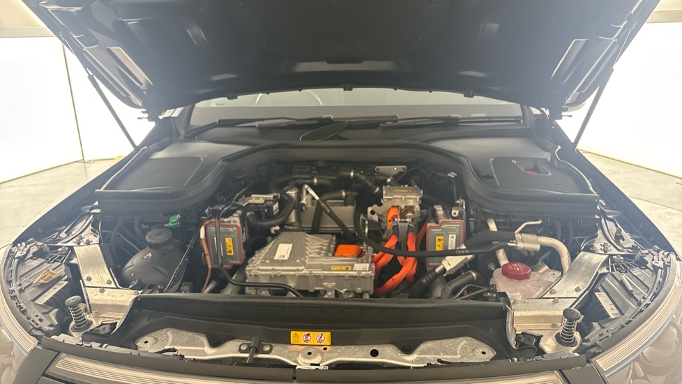 MERCEDES EQC Image 16