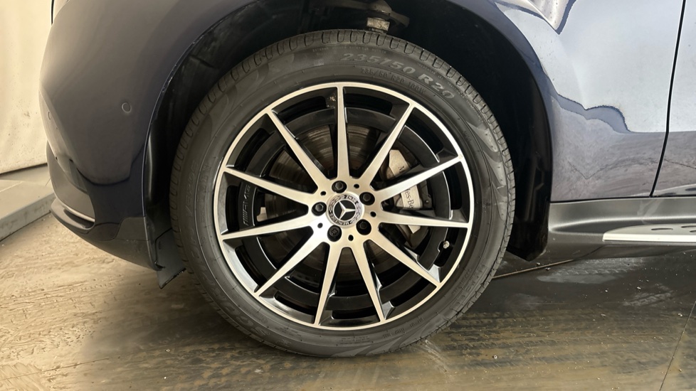 MERCEDES EQC Image 17