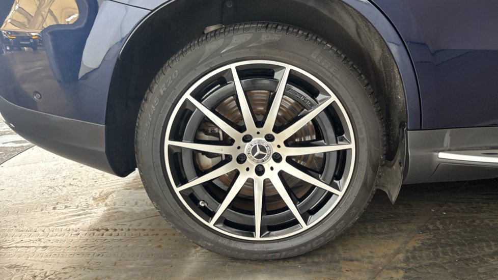 MERCEDES EQC Image 19