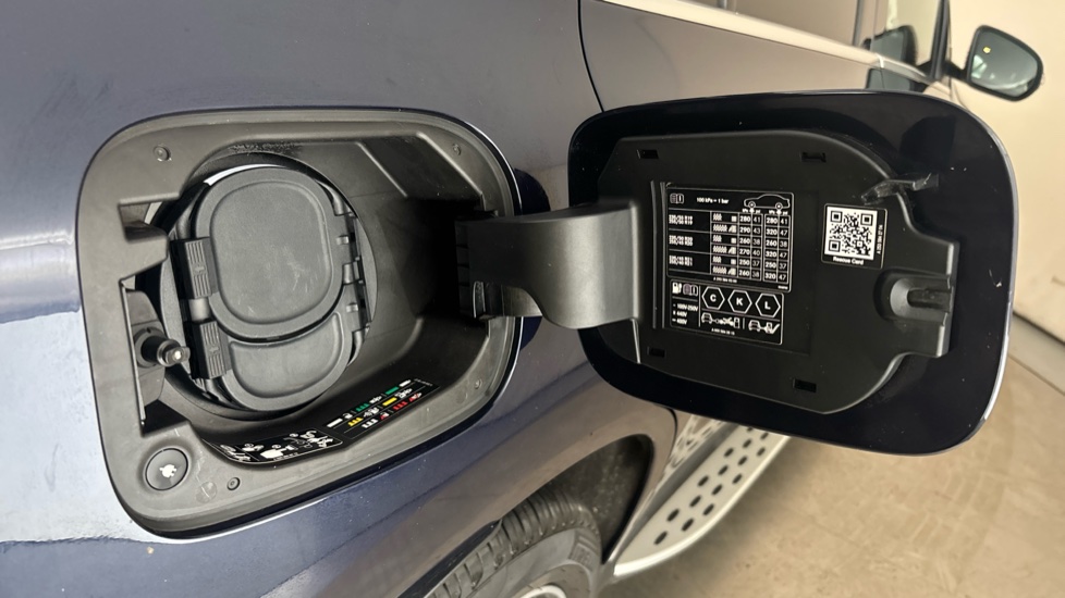 MERCEDES EQC Image 21