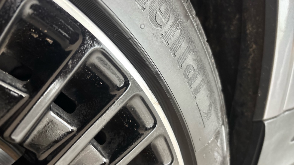 MERCEDES EQA scuff