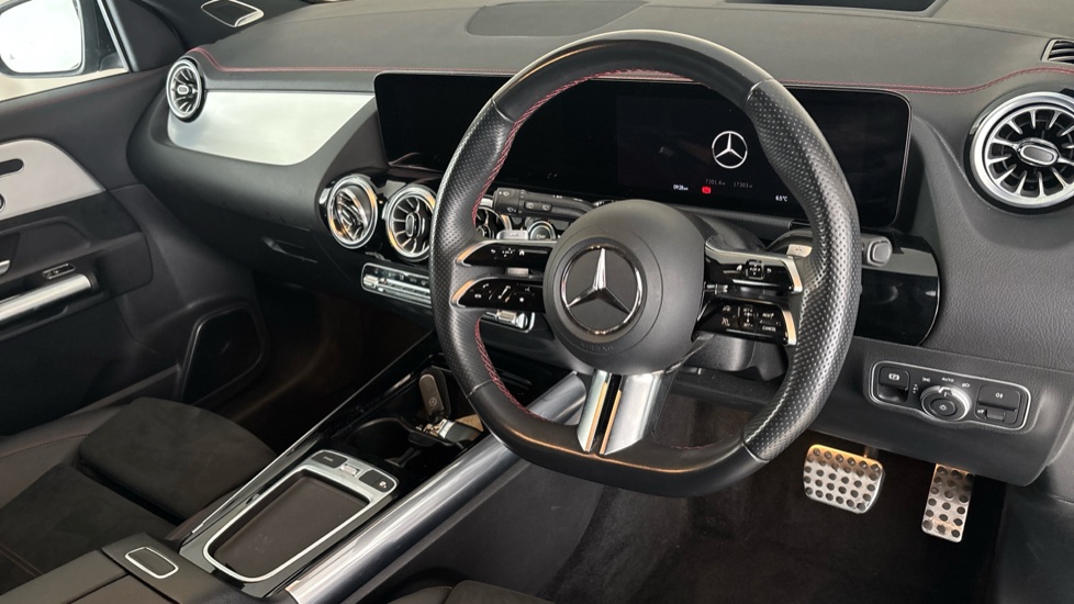 MERCEDES EQA Image 9