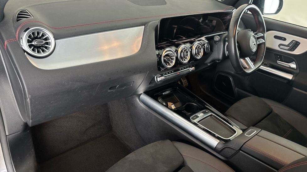 MERCEDES EQA Image 10