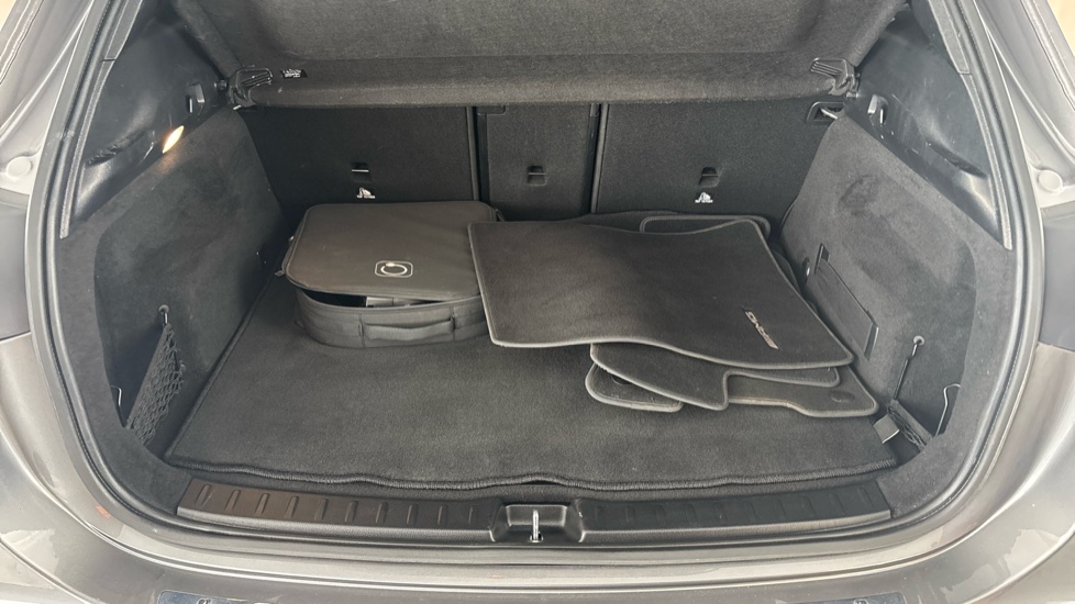 MERCEDES EQA Image 15