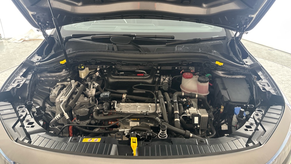 MERCEDES EQA Image 16