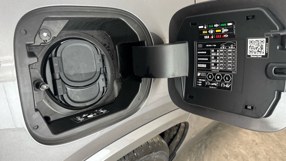 MERCEDES EQA Image 21