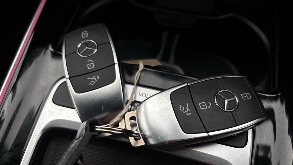 MERCEDES EQA 2 keys
