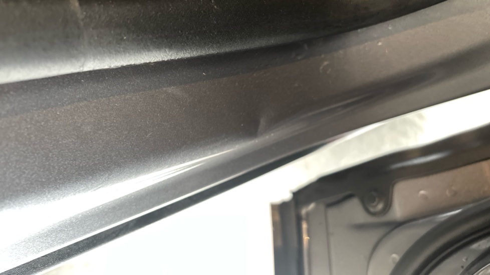 MERCEDES EQA dents