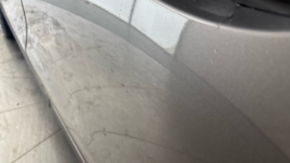 MERCEDES EQA dent