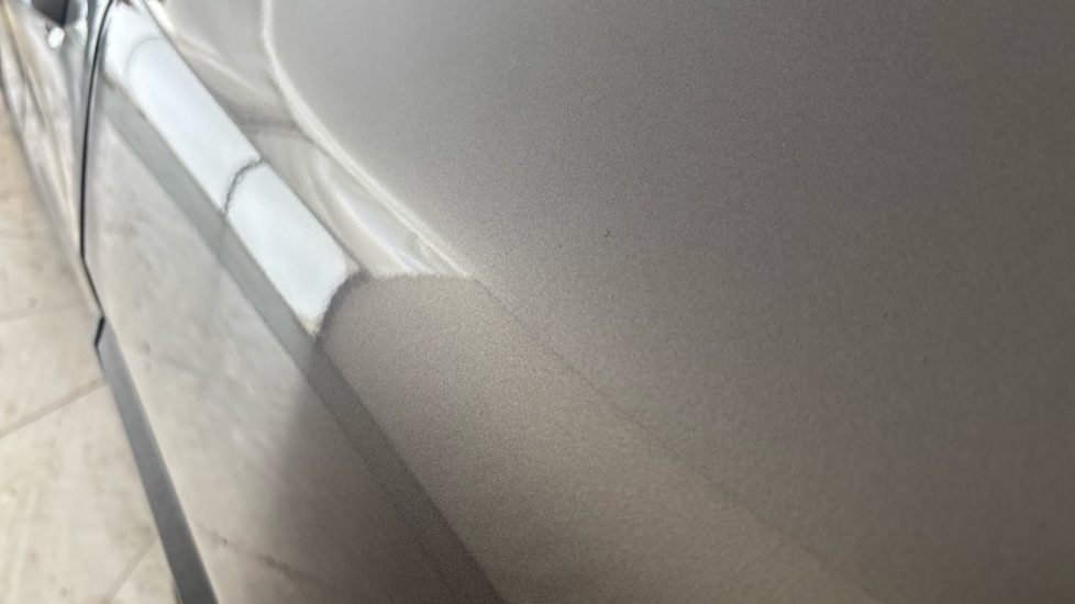 MERCEDES EQA dent