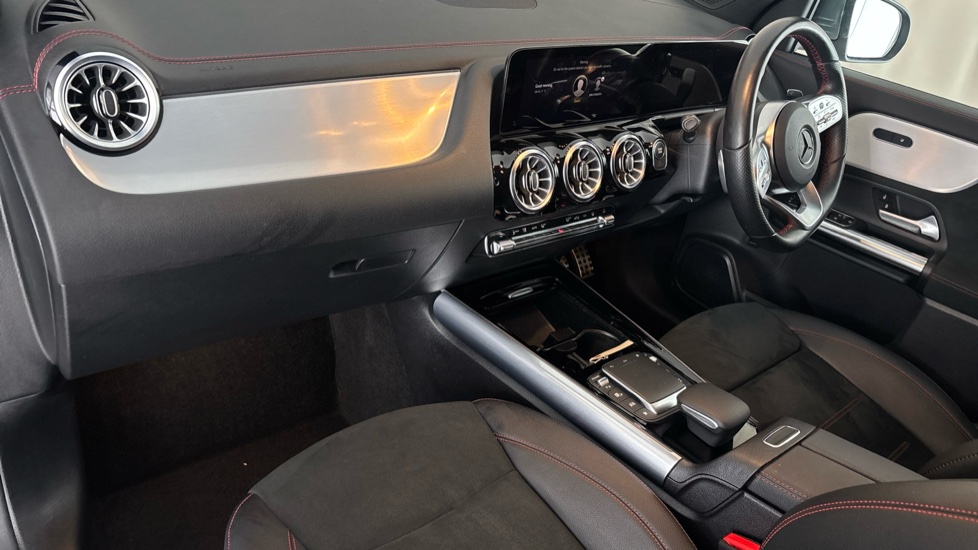 MERCEDES EQA Image 10