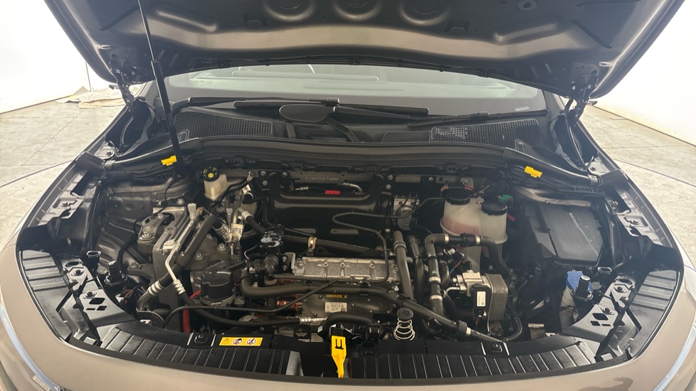 MERCEDES EQA Image 16
