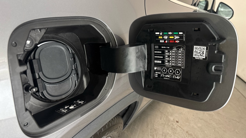 MERCEDES EQA Image 21