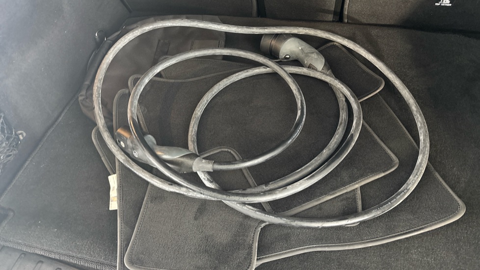 MERCEDES EQA Image 22