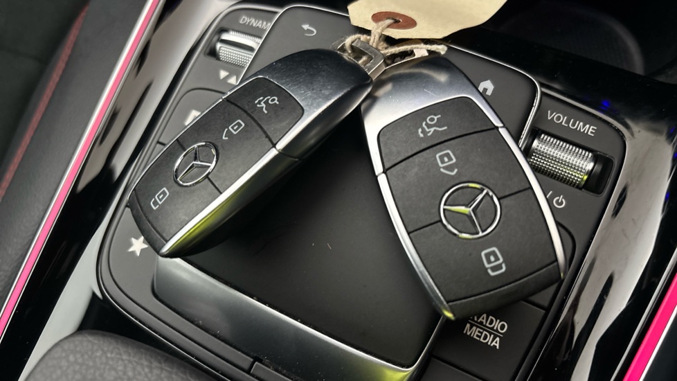 MERCEDES EQA 2 keys