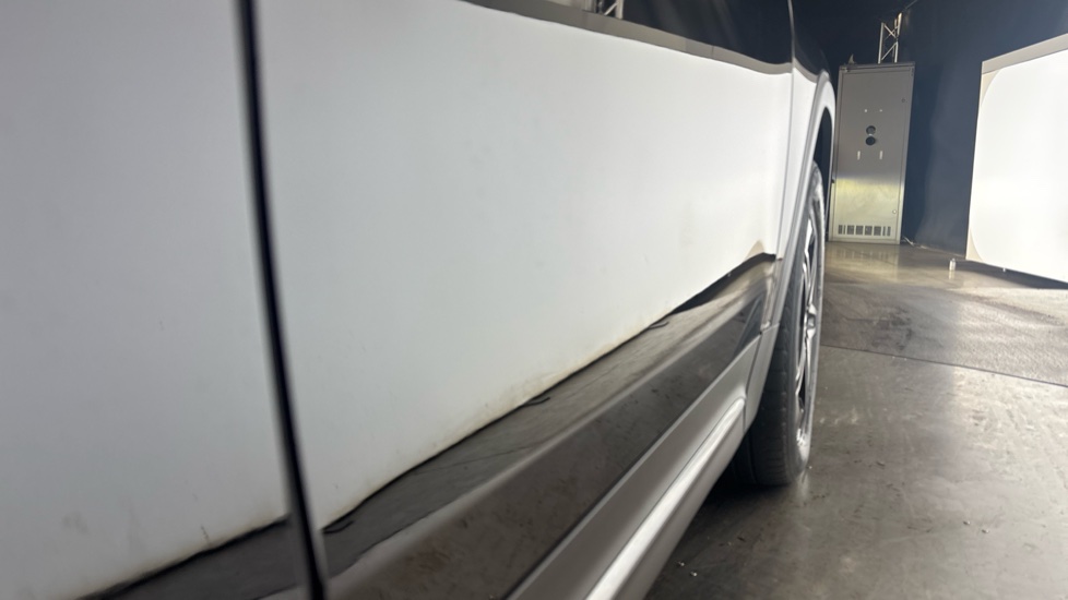 MERCEDES EQB dent