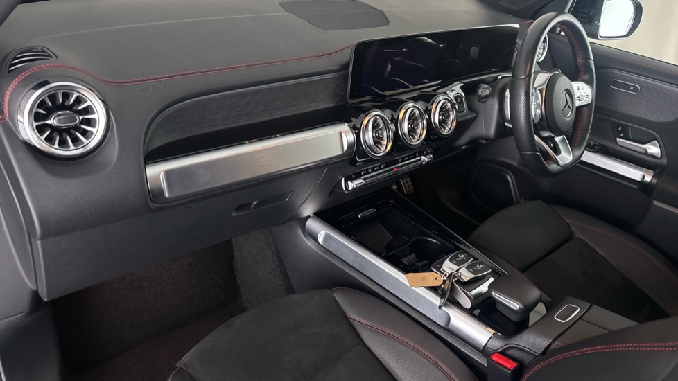 MERCEDES EQB Image 10
