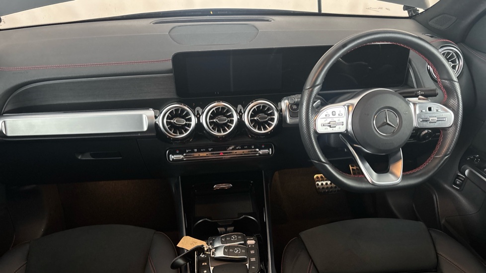 MERCEDES EQB Image 11