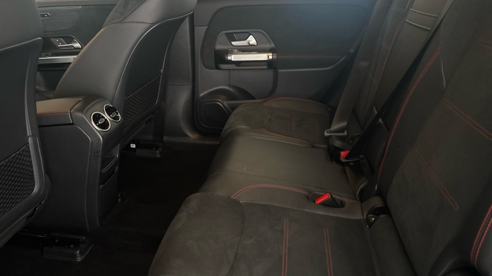 MERCEDES EQB Image 14