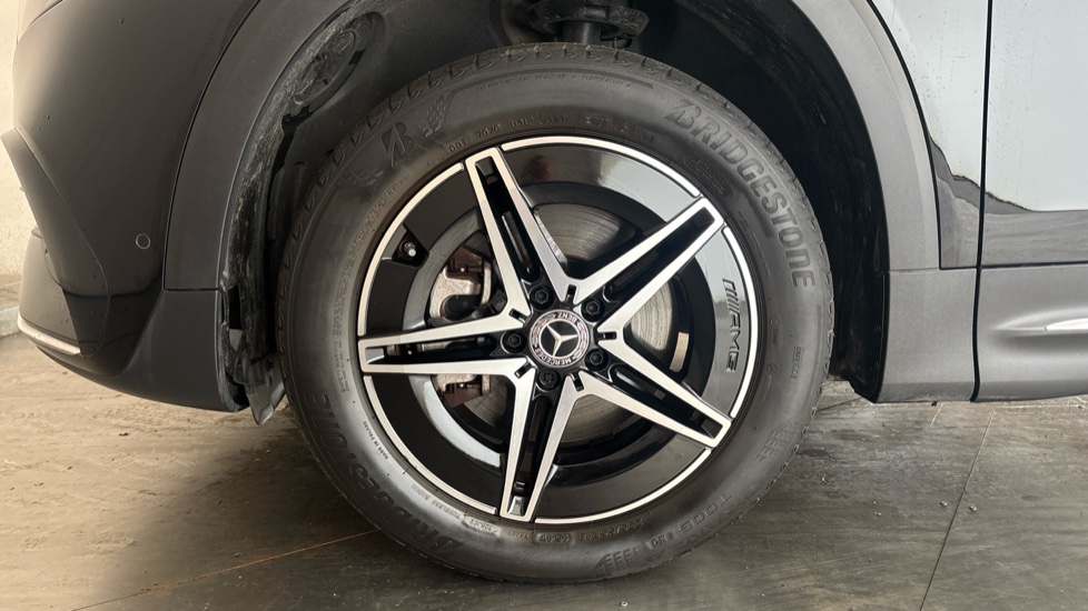 MERCEDES EQB Image 17