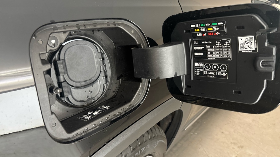 MERCEDES EQB Image 21