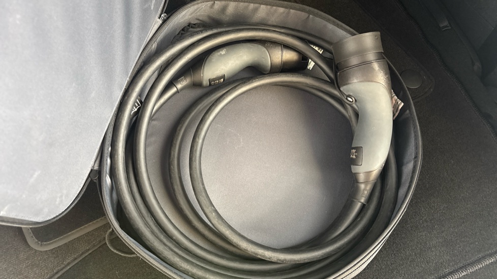 MERCEDES EQB Image 22