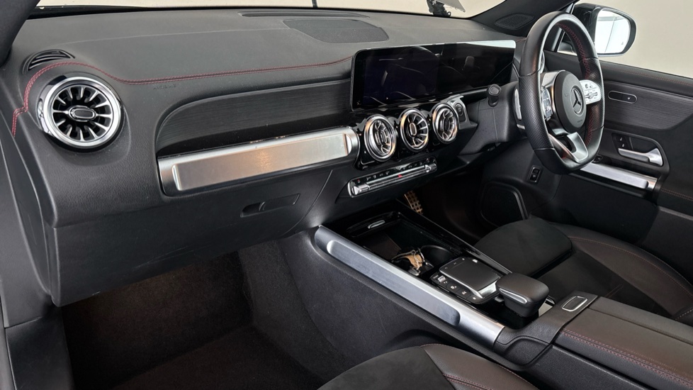 MERCEDES EQB Image 10
