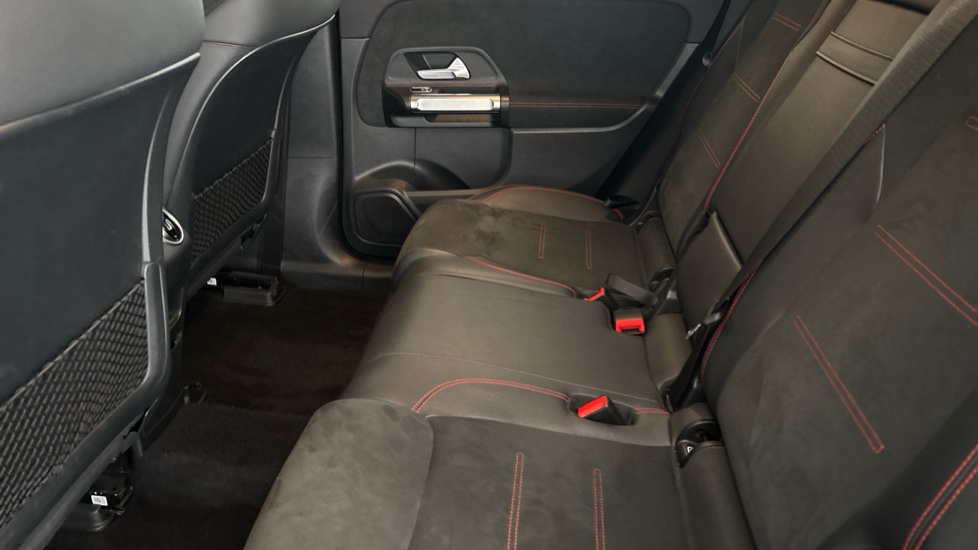 MERCEDES EQB Image 14