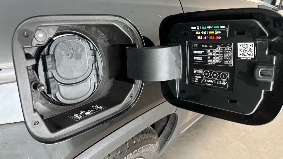 MERCEDES EQB Image 21