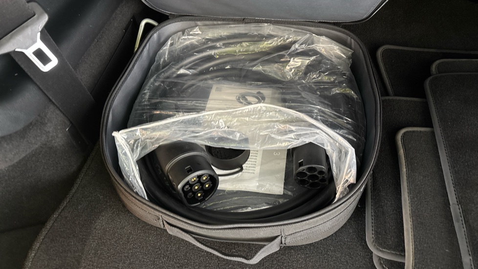 MERCEDES EQB Image 22