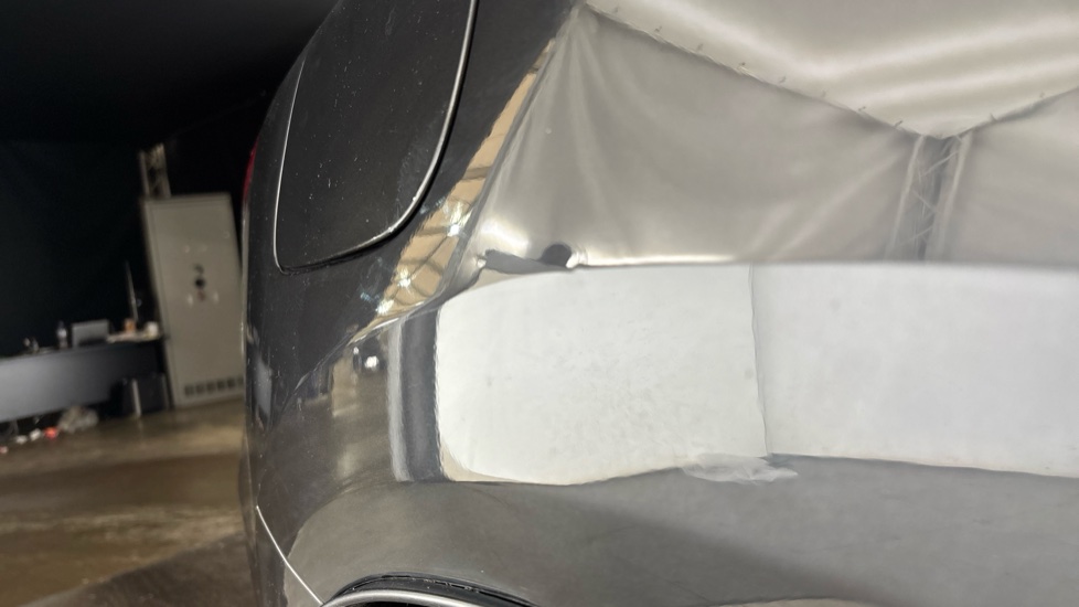 MERCEDES EQC Dent