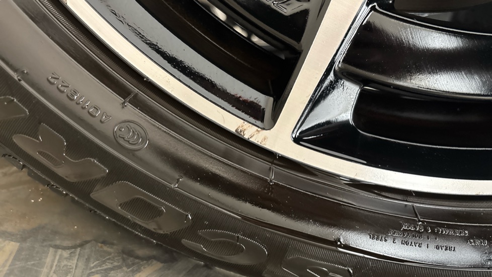 MERCEDES EQC Scuff