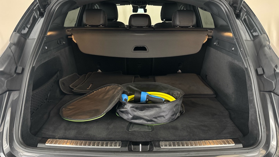 MERCEDES EQC Image 15