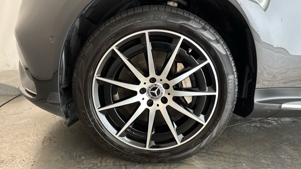 MERCEDES EQC Image 17