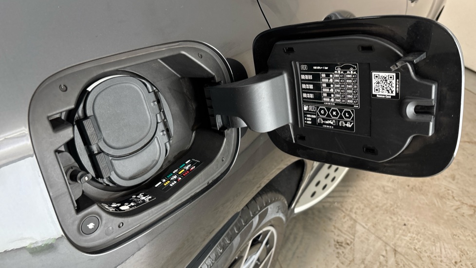 MERCEDES EQC Image 21