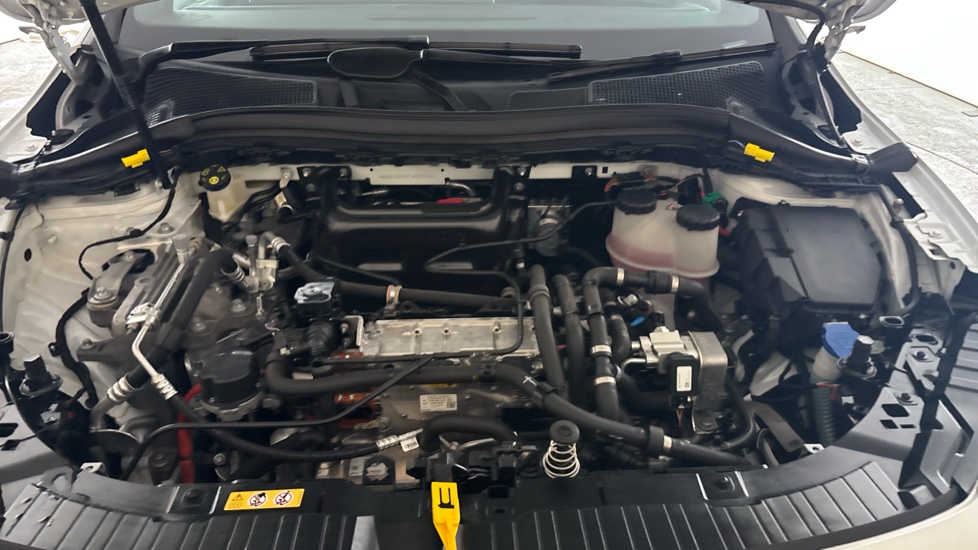 MERCEDES EQA Image 16