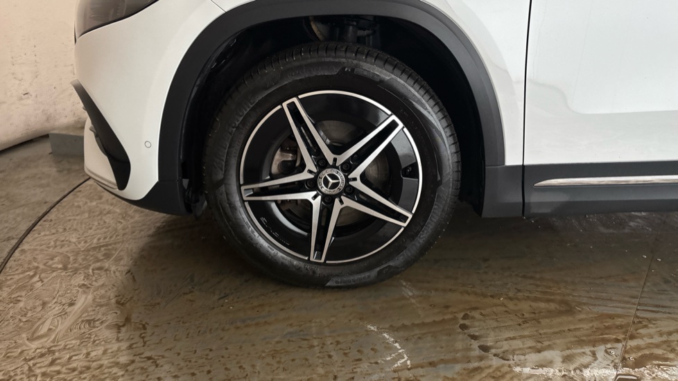 MERCEDES EQA Image 17