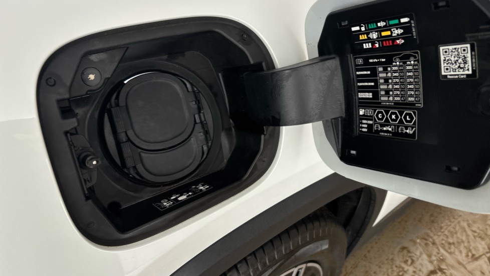 MERCEDES EQA Image 21