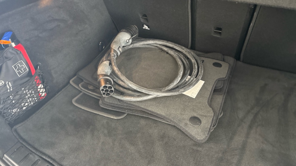 MERCEDES EQA Image 22