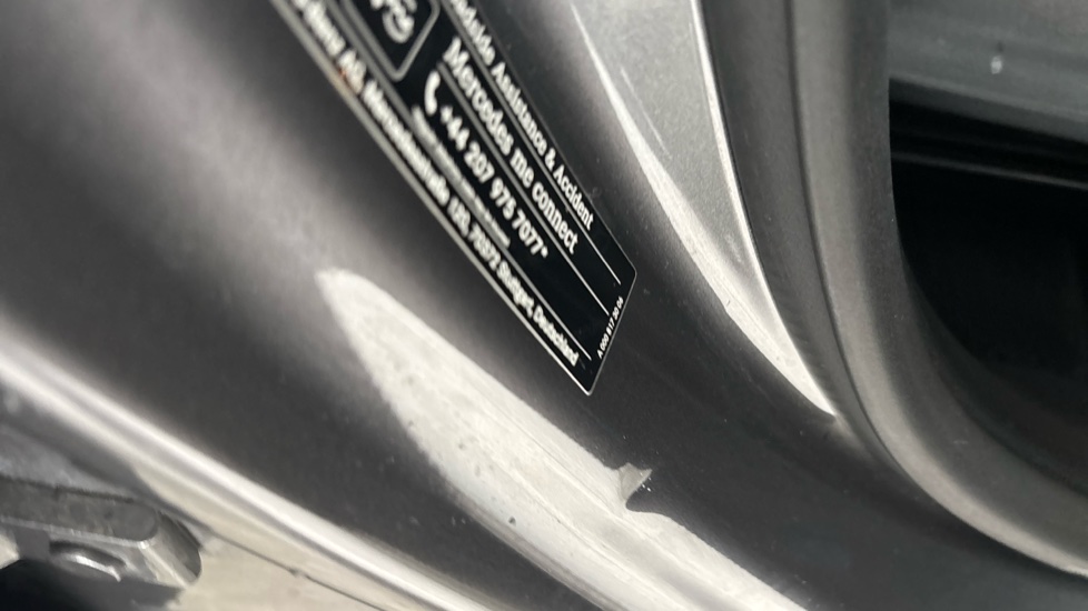MERCEDES EQA dent