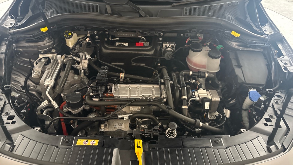 MERCEDES EQA Image 16