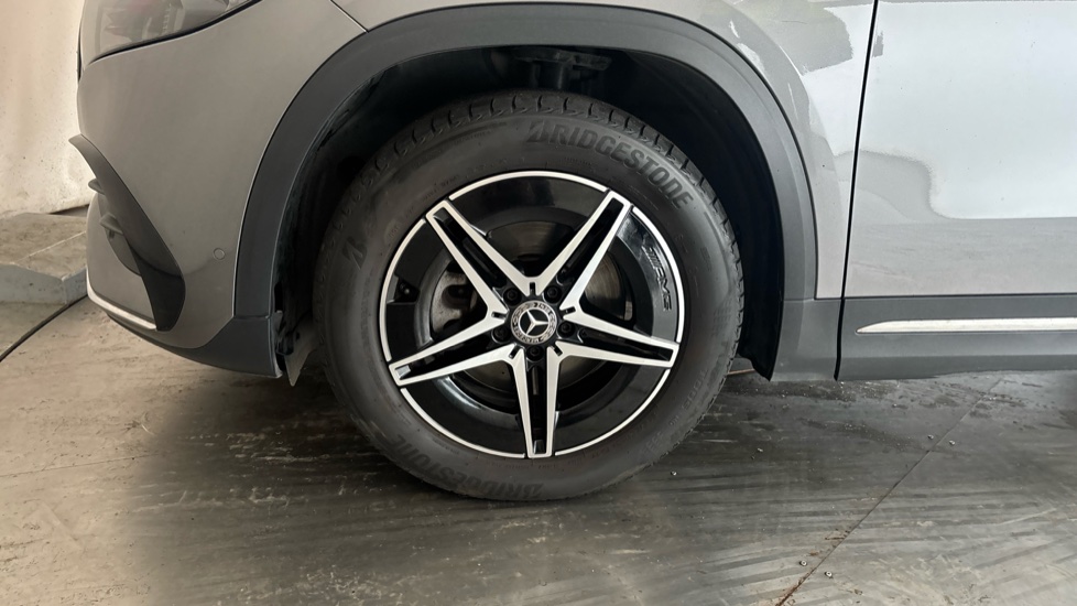 MERCEDES EQA Image 17
