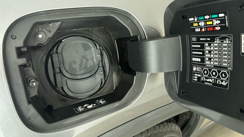 MERCEDES EQA Image 21