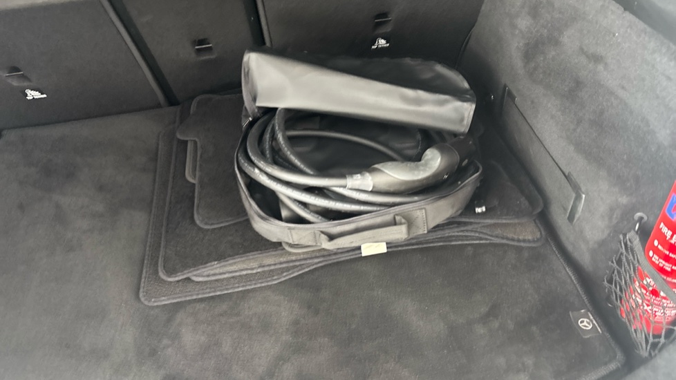 MERCEDES EQA Image 22