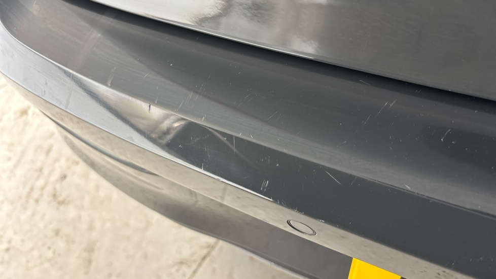 VOLKSWAGEN GOLF Chips and scratches