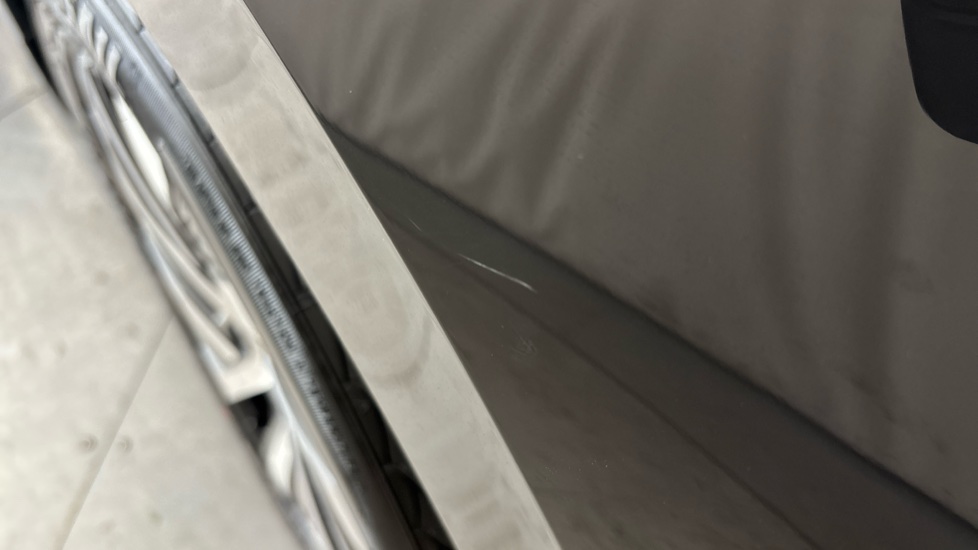 VOLKSWAGEN GOLF Scratches