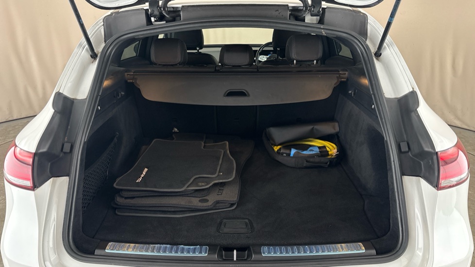 MERCEDES EQC Image 15