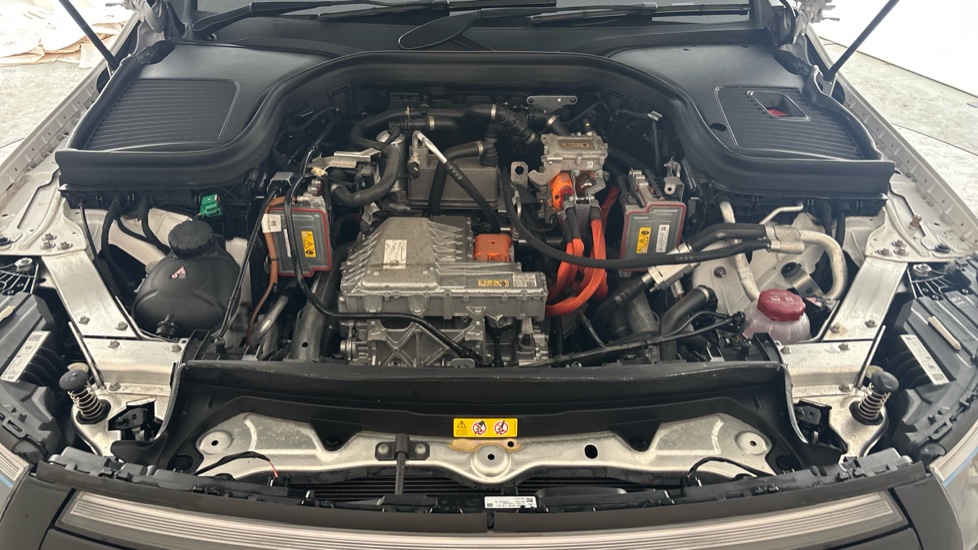 MERCEDES EQC Image 16